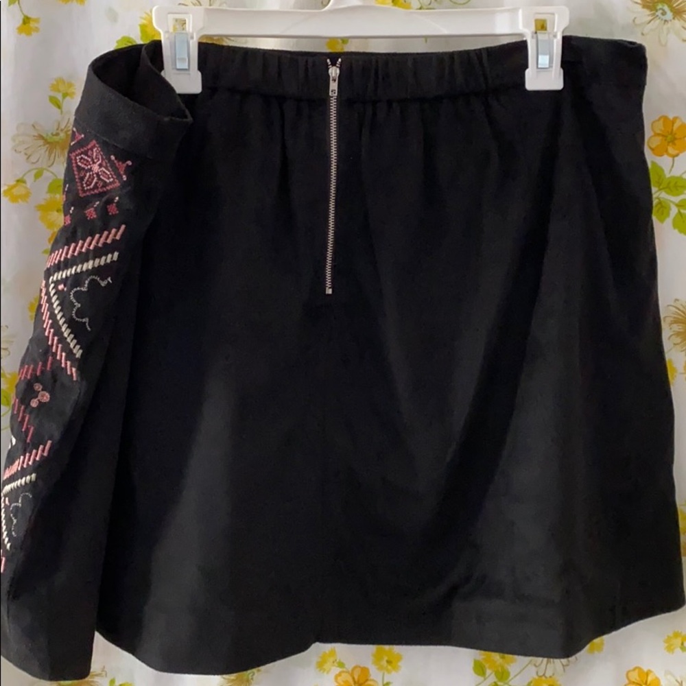 Stitched pink floral mini skirt - Picture 2 of 2